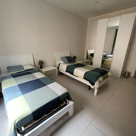 Private Shared Bathroom - 2 Beds Balluta - Shared Flat Quarto em Acomodações Particulares *